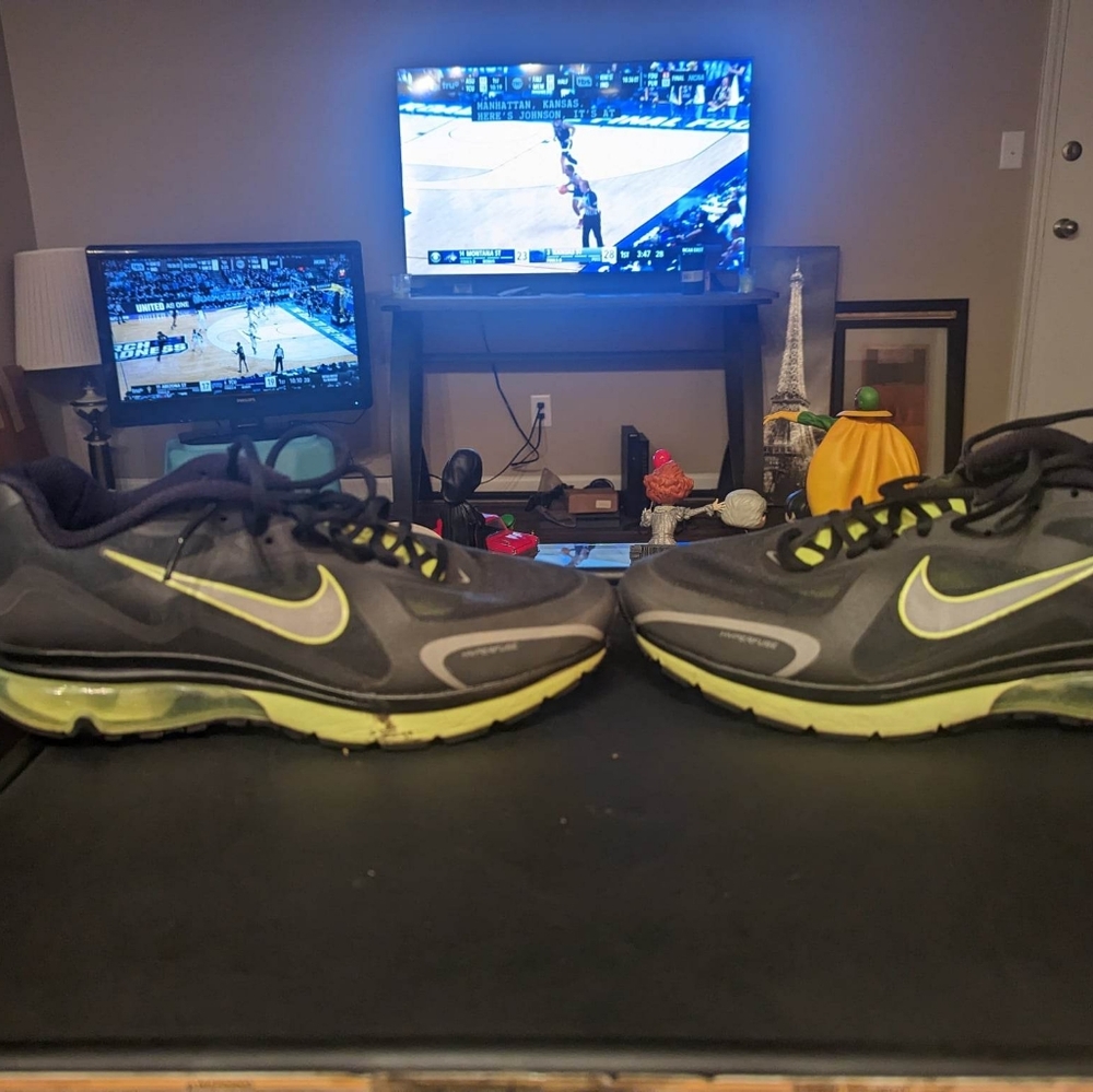 Nike - Picture 2 of 3